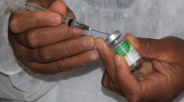 mãos preparam  seringa com vacina #paratodosverem