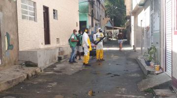 agentes nebulizam com roupas de proteção em rua #paratodosverem 