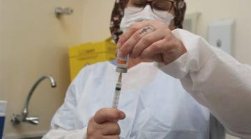enfermeira prepara vacina com seringa #paratodosverem 