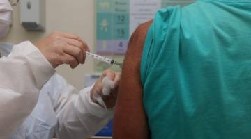 enfermeira aplica vacina em braço de homem #paratodosverem