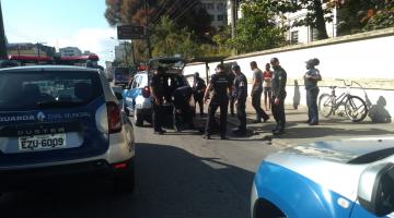 Viaturas da guarda, vários policiais cercando um ladrão. #paratodosverem