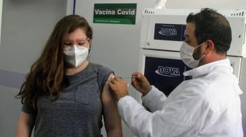 Jovem recebe aplicação da vacina de enfermeiro. #paratodosverem