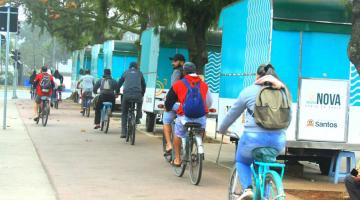 pessoas andam de bicicleta em ciclovia. #paratodosverem