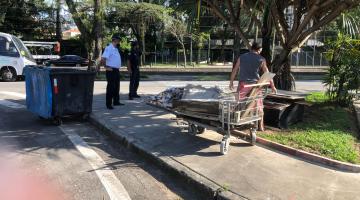 Guardas abordam rapaz que jogou resíduos de forma irregular em praça. #paratodosverem