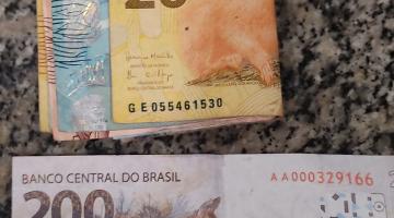 Cédula de vinte e embaixo cédula de duzentos falsa #paratodosverem