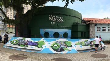 Arquibancada na entrada do Aquário com grafite de peixe #paratodosverem