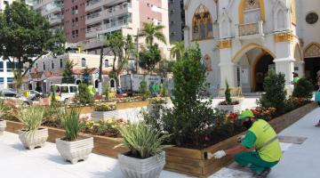 pedreiro customiza canteiro em praça #paratodosverem