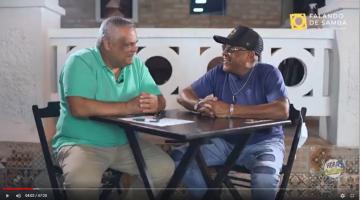 rubens e joãozinho conversando sentados em uma mesa #paratodosverem