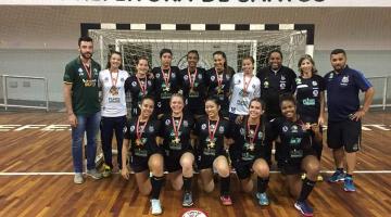 atletas com medalhas posam para foto em quadra #paratodosverem