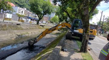 retroescavadeira retira lima do canal #paratodosverem