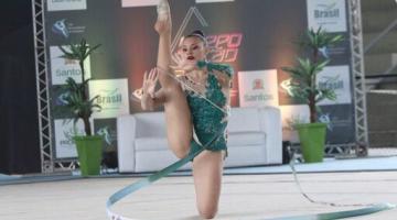 ginastica executa movimento com fitas em competição #paratodosverem