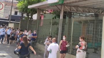 pessoas passando na frente da policlinica #paratodosverem