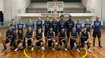 time de basquete posa para foto no ginásio #paratodosverem