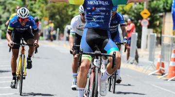 ciclista estende os braços comemorando vitória #paratodosverem