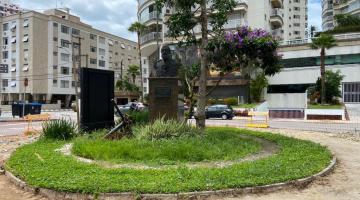 imagem da praça, busto cercado de jardim e calçada em obras #paratodosvererm