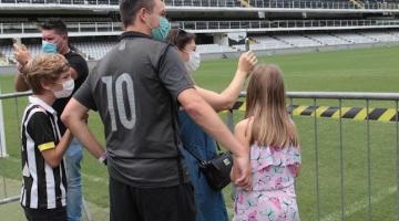 casal e filhos olham estádio do santos #paratodosverem