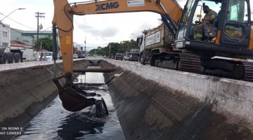 escavadeira retira lama do canal #paratodosverem