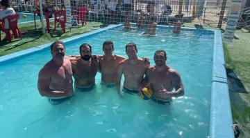 atletas de biribol posam para foto na piscina #paratodosverem