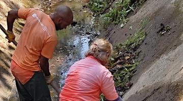 homens trabalhando dentro do canal #paratodosverem