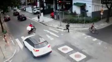 guarda corre na direção de menor de bicicleta na rua #paratodosverem