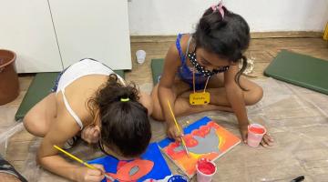 duas meninas pintando #paratodosverem