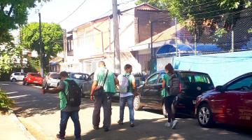 pessoas vestidas de uniforme verde no meio da rua #paratodosverem