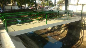 ponte com corrimão verde sobre canal  #paratodosverem