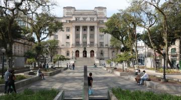 praça mauá e prefeitura ao fundo #paratodosverem