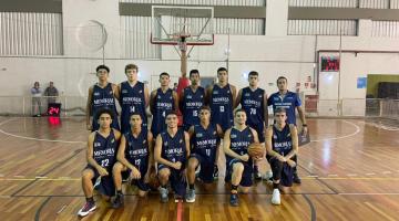 equipe de basquete posa para foto na quadra #paratodosverem