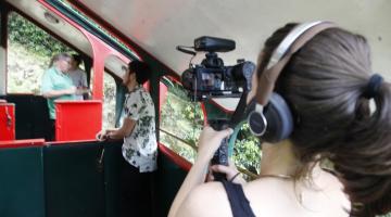 jovem filma pessoas dentro de bonde #paratodosverem