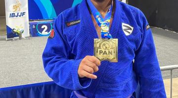lutador exibe medalha no peito #paratodosverem