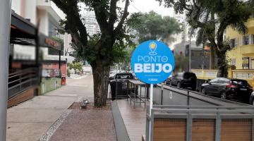 placa escrito ponto do beijo em deck ao lado de calçada #paratodosverem