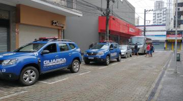 carros da guarda e onibus estacionados em rua #paratodosverem