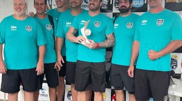 atletas lado a lado com troféu #paratodosverem