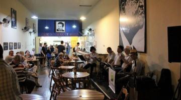pessoas tocando no clube do choro #paratodosverem