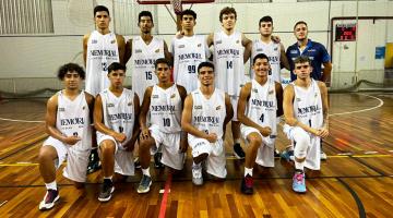 time de basquete posa para foto no ginásio #paratodosverem