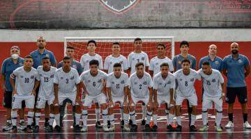 atletas posam para foto com uniforme na quadra #paratodosverem