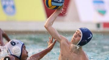 atleta arremessa bola na piscina e outro tenta alcança-lo #paratodosverem