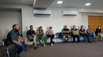 pessoas sentadas em uma ampla sala #paratodosverem