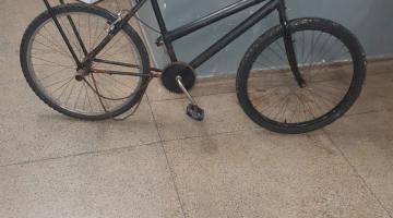 bicicleta na cor preta apoiada a um balcão #paratodosverem