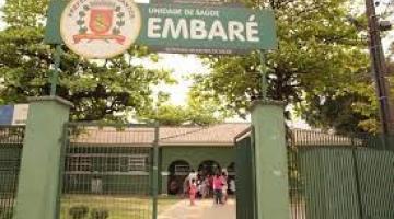 muro verde na frente de um casarão verde