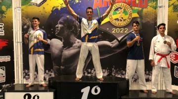 atletas no pódio com medalhas #paratodosverem