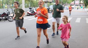 mulher corre acompanhada dos dois filhos e do marido #paratodosverem