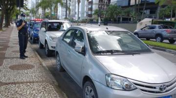 guarda ao lado de carros estacionados na orla #paratodosverem