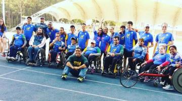 atletas em cadeiras de rodas posam para foto em pista #paratodosverem