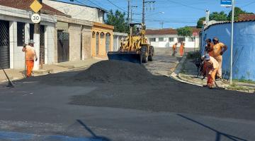 trator e funcionários trabalham em pavimentação da via #paratodosverem