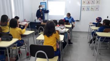 educadoras falam para crianças em sala de aula #paratodosverem