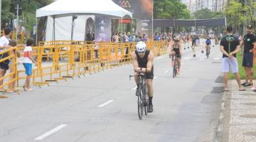 ciclista em prova na avenida da praia #paratodosverem