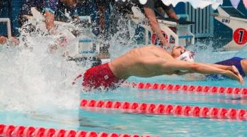 nadador pulando na piscina #paratodosverem