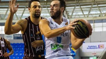 Jogador de santos segurando a bola sendo marcado por adversário. #paratodosverem